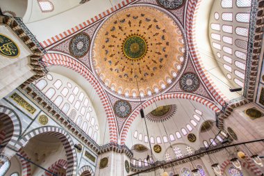 ISTANBUL, TURKEY - 6 Ağustos 2016: Süleyman Camii 'nin İçi (Süleyman Camii) İstanbul, Türkiye' deki 16. yüzyıldan kalma bir camidir.