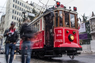 İSTANBUL, TURKEY - 30 HAZİRAN 2016: İstanbul, Taksim 'deki Istiklal Caddesi' nin tramvayının altından görüş. Tramvay, İstanbul 'un sembolü
