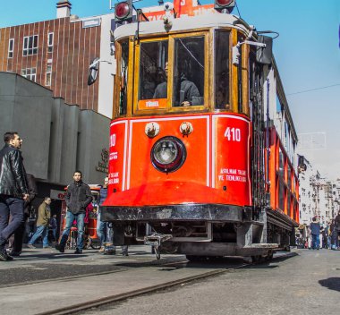 İSTANBUL, TURKEY - 30 HAZİRAN 2016: İstanbul, Taksim 'deki Istiklal Caddesi' nin tramvayının altından görüş. Tramvay, İstanbul 'un sembolü