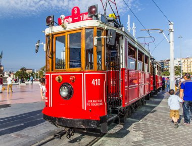 İSTANBUL - 10 Eylül 2016 akşamı İstanbul, Türkiye 'de Taksim İstiklal Caddesi. Taksim Istiklal Caddesi popüler bir turizm merkezi. Taksim Meydanı 'nda kırmızı tramvay var..