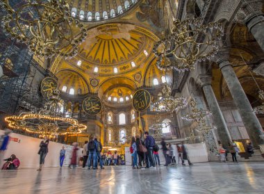 İSTANBUL, TURKEY - 23 Nisan 2016; Ayasofya eski bir Rum Ortodoks Hıristiyan ataerkil bazilikası (kilise), daha sonra bir imparatorluk camisi ve şimdi de İstanbul, Türkiye 'de bir müze..