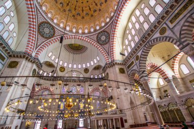 ISTANBUL, TURKEY - 6 Ağustos 2016: Süleyman Camii 'nin İçi (Süleyman Camii) İstanbul, Türkiye' deki 16. yüzyıldan kalma bir camidir.