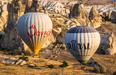 GOREME, TURKEY - 20 Temmuz 2016: Kapadokya 'da sıcak hava balonları uçuyor