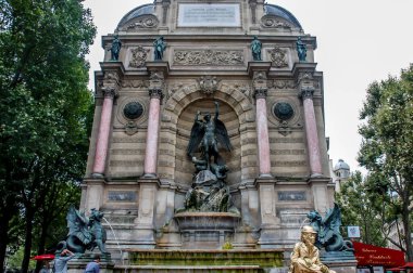 PARIS, FRANCE- 17 AĞUSTOS; Fontaine Saint-Michel, Paris 'in beşinci arrondissement bölgesinde yer alan anıtsal bir çeşmedir..