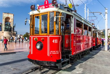 İSTANBUL - 10 Eylül 2016 akşamı İstanbul, Türkiye 'de Taksim İstiklal Caddesi. Taksim Istiklal Caddesi popüler bir turizm merkezi. Taksim Meydanı 'nda kırmızı tramvay var..