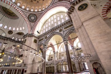 ISTANBUL, TURKEY - 6 Ağustos 2016: Süleyman Camii 'nin İçi (Süleyman Camii) İstanbul, Türkiye' deki 16. yüzyıldan kalma bir camidir.