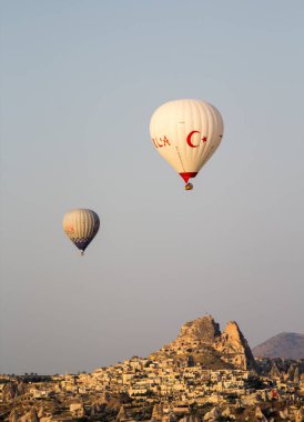 GOREME, TURKEY - 20 Temmuz 2016: Kapadokya 'da sıcak hava balonları uçuyor