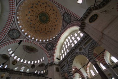 ISTANBUL, TURKEY - 6 Ağustos 2016: Süleyman Camii 'nin İçi (Süleyman Camii) İstanbul, Türkiye' deki 16. yüzyıldan kalma bir camidir.