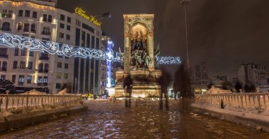 İSTANBUL, TURKEY - 3 HAZİRAN 2016: Gece yarısı Taksim Meydanı 'ndaki Cumhuriyet Anıtı