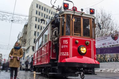 İSTANBUL, TURKEY - 30 HAZİRAN 2016: İstanbul, Taksim 'deki Istiklal Caddesi' nin tramvayının altından görüş. Tramvay, İstanbul 'un sembolü
