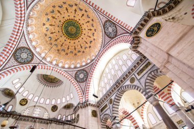 ISTANBUL, TURKEY - 6 Ağustos 2016: Süleyman Camii 'nin İçi (Süleyman Camii) İstanbul, Türkiye' deki 16. yüzyıldan kalma bir camidir.