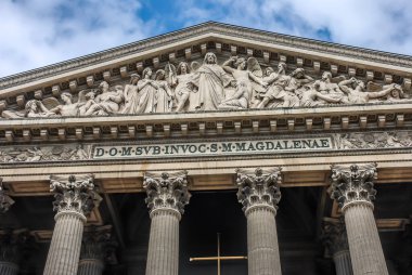 PARIS, FRANCE- 17 AĞUSTOS; Madeleine Church, daha resmî olarak Paris 'in 8. arrondissement' inde bir Roma Katolik kilisesidir..