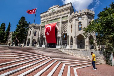 İSTANBUL, TURKEY - 6 Ağustos 2016: İstanbul Üniversitesi 'nin Beyazit Meydanı, İstanbul, Türkiye' de büyük Türk bayrağı taşıyan kemerli tarihi geçidi
