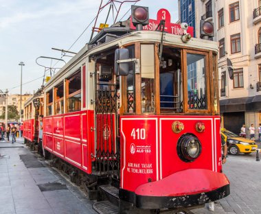 İSTANBUL - 10 Eylül 2016 akşamı İstanbul, Türkiye 'de Taksim İstiklal Caddesi. Taksim Istiklal Caddesi popüler bir turizm merkezi. Taksim Meydanı 'nda kırmızı tramvay var..