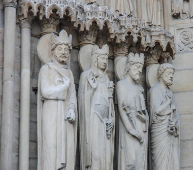 PARİS, FRANCE- AUGust 18, 2014; Notre-Dame Katedrali veya kısaca Notre-Dame, Fransa 'nın başkenti Paris' te yer alan tarihi katedraldir..