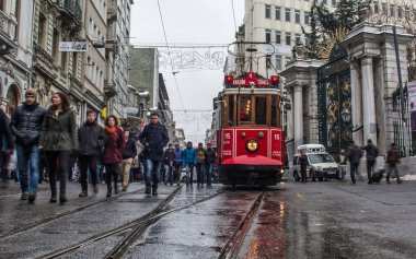 İSTANBUL, TURKEY - 30 HAZİRAN 2016: İstanbul, Taksim 'deki Istiklal Caddesi' nin tramvayının altından görüş. Tramvay, İstanbul 'un sembolü