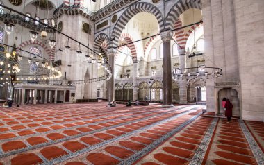 ISTANBUL, TURKEY - 6 Ağustos 2016: Süleyman Camii 'nin İçi (Süleyman Camii) İstanbul, Türkiye' deki 16. yüzyıldan kalma bir camidir.