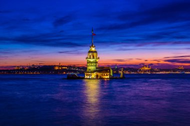 İstanbul 'daki Bakire Kulesi Uskudar' dan güzel renkli günbatımı (Türkçe: Kiz Kulesi). İstanbul sembolü. Romantik İstanbul Günbatımı manzarası. İstanbul Boğazı ve Bakire Kulesi Türkiye 'yi inanılmaz aydınlatıyor