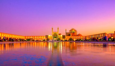 İsfahan İran, Naqshe Cihan Meydanı (şehir manzarası) güzel renkli günbatımı yansıması İran 'dan popüler turistik tatil beldesi İslami kent. İran bir masal ülkesidir.