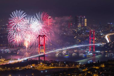 İSTANBUL, Turkey. İstanbul 'da 2020 Yılbaşı kutlamaları. İstanbul Boğazı Köprüsü (15 Temmuz Şehitler Köprüsü) ile havai fişek gösterisi. Camlica Tepesi çok güzel bir manzara Uskudar, İstanbul saat 00: 00