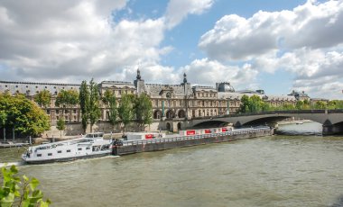 PARIS, FRANCE- 19 AĞUSTOS; Seine nehri (482 mi) uzunluğunda ve Fransa 'nın kuzeyindeki Paris Havzası' nda önemli bir ticari su yolu..