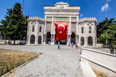İSTANBUL, TURKEY - 6 Ağustos 2016: İstanbul Üniversitesi 'nin Beyazit Meydanı, İstanbul, Türkiye' de büyük Türk bayrağı taşıyan kemerli tarihi geçidi