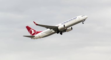 ISTANBUL, TURKEY - 16 Ocak 2016: Türk Hava Yolları Uçağı 16 Haziran 2016 'da İstanbul Sabiha Gökçen Uluslararası Havalimanı' ndan kalkıyor. Bu uçak Bodrum 'a gidiyor. Boing 737-800