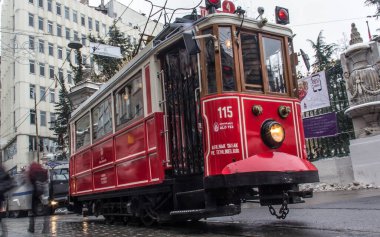 İSTANBUL, TURKEY - 30 HAZİRAN 2016: İstanbul, Taksim 'deki Istiklal Caddesi' nin tramvayının altından görüş. Tramvay, İstanbul 'un sembolü