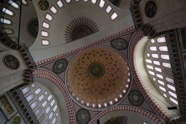 ISTANBUL, TURKEY - 6 Ağustos 2016: Süleyman Camii 'nin İçi (Süleyman Camii) İstanbul, Türkiye' deki 16. yüzyıldan kalma bir camidir.