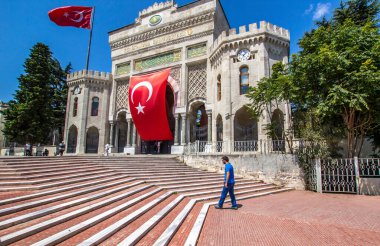 İSTANBUL, TURKEY - 6 Ağustos 2016: İstanbul Üniversitesi 'nin Beyazit Meydanı, İstanbul, Türkiye' de büyük Türk bayrağı taşıyan kemerli tarihi geçidi