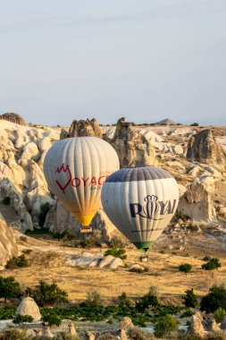 GOREME, TURKEY - 20 Temmuz 2016: Kapadokya 'da sıcak hava balonları uçuyor