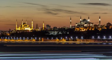 Günbatımından sonra İstanbul 'un tarihi yarımadası Mavi Cami (Sultanahmet) ve İstanbul, Türkiye' den en iyi manzara Ayasofya