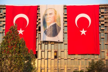 ISTANBUL, TURKEY - 19 Mayıs 2016; Taksim Atatürk Kültür Merkezi İstanbul 'daki Taksim Meydanı' ndan iki hindi bayrağı ve atark resmi üzerine