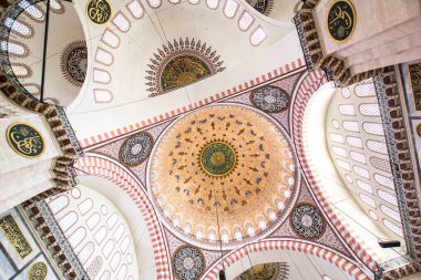 ISTANBUL, TURKEY - 6 Ağustos 2016: Süleyman Camii 'nin İçi (Süleyman Camii) İstanbul, Türkiye' deki 16. yüzyıldan kalma bir camidir.