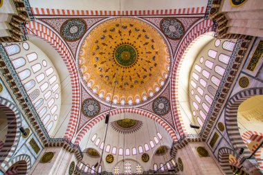 ISTANBUL, TURKEY - 6 Ağustos 2016: Süleyman Camii 'nin İçi (Süleyman Camii) İstanbul, Türkiye' deki 16. yüzyıldan kalma bir camidir.