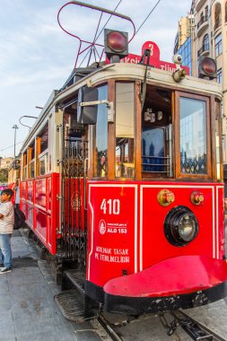 İSTANBUL - 10 Eylül 2016 akşamı İstanbul, Türkiye 'de Taksim İstiklal Caddesi. Taksim Istiklal Caddesi popüler bir turizm merkezi. Taksim Meydanı 'nda kırmızı tramvay var..