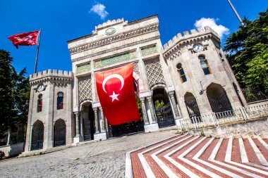 İSTANBUL, TURKEY - 6 Ağustos 2016: İstanbul Üniversitesi 'nin Beyazit Meydanı, İstanbul, Türkiye' de büyük Türk bayrağı taşıyan kemerli tarihi geçidi