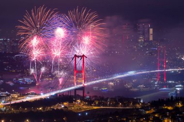 İSTANBUL, Turkey. İstanbul 'da 2020 Yılbaşı kutlamaları. İstanbul Boğazı Köprüsü (15 Temmuz Şehitler Köprüsü) ile havai fişek gösterisi. Camlica Tepesi çok güzel bir manzara Uskudar, İstanbul saat 00: 00