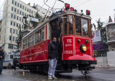 İSTANBUL, TURKEY - 30 HAZİRAN 2016: İstanbul, Taksim 'deki Istiklal Caddesi' nin tramvayının altından görüş. Tramvay, İstanbul 'un sembolü