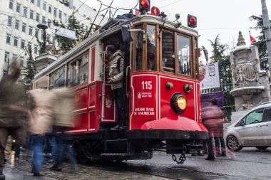 İSTANBUL, TURKEY - 30 HAZİRAN 2016: İstanbul, Taksim 'deki Istiklal Caddesi' nin tramvayının altından görüş. Tramvay, İstanbul 'un sembolü