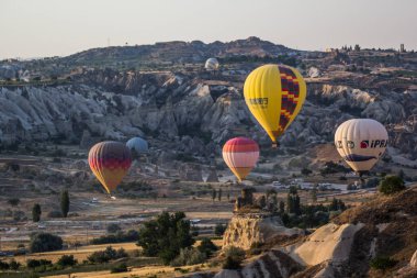 GOREME, TURKEY - 20 Temmuz 2016: Kapadokya 'da sıcak hava balonları uçuyor