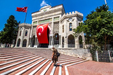 İSTANBUL, TURKEY - 6 Ağustos 2016: İstanbul Üniversitesi 'nin Beyazit Meydanı, İstanbul, Türkiye' de büyük Türk bayrağı taşıyan kemerli tarihi geçidi