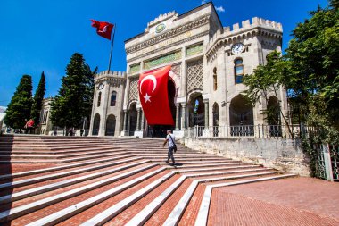 İSTANBUL, TURKEY - 6 Ağustos 2016: İstanbul Üniversitesi 'nin Beyazit Meydanı, İstanbul, Türkiye' de büyük Türk bayrağı taşıyan kemerli tarihi geçidi