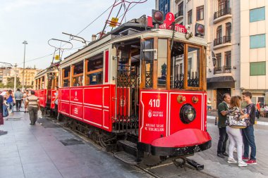 İSTANBUL - 10 Eylül 2016 akşamı İstanbul, Türkiye 'de Taksim İstiklal Caddesi. Taksim Istiklal Caddesi popüler bir turizm merkezi. Taksim Meydanı 'nda kırmızı tramvay var..