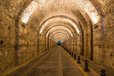Beylerbeyi Sarayı Tüneli (Türkçe: Beylerbeyi Sarayi Tüneli) Beylerbeyi Sarayı 'nın altında bulunan tarihi bir tüneldir. Uskudar 'ı Beylerbeyi ve Cengelkoy' a bağlayan tüneli tekrar aç.