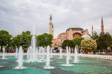 İSTANBUL, TURKEY - 23 Nisan 2016; İstanbul, Türkiye 'den Sultan Ahmed Camii (Mavi Cami)
