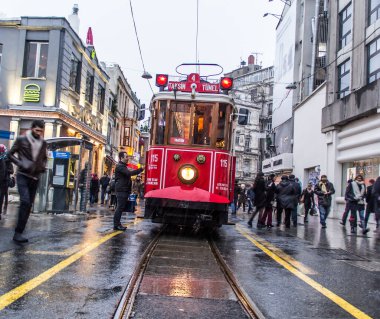 İSTANBUL, TURKEY - 30 HAZİRAN 2016: İstanbul, Taksim 'deki Istiklal Caddesi' nin tramvayının altından görüş. Tramvay, İstanbul 'un sembolü