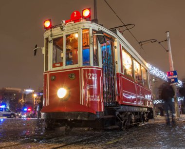 İSTANBUL, TURKEY - 30 HAZİRAN 2016: İstanbul, Taksim 'deki Istiklal Caddesi' nin tramvayının altından görüş. Tramvay, İstanbul 'un sembolü