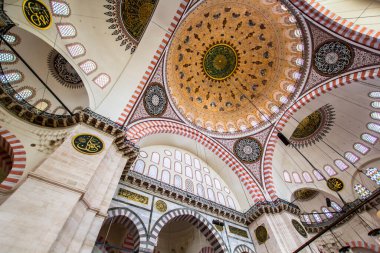 ISTANBUL, TURKEY - 6 Ağustos 2016: Süleyman Camii 'nin İçi (Süleyman Camii) İstanbul, Türkiye' deki 16. yüzyıldan kalma bir camidir.