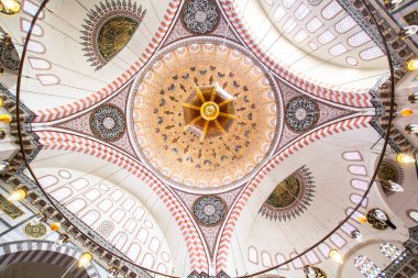 ISTANBUL, TURKEY - 6 Ağustos 2016: Süleyman Camii 'nin İçi (Süleyman Camii) İstanbul, Türkiye' deki 16. yüzyıldan kalma bir camidir.